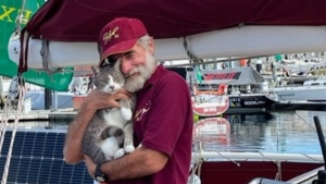 Illustration : L'arrivée d'Oli, le chat star d'une célèbre course à la voile, attendue par des dizaines de personnes sur le quai