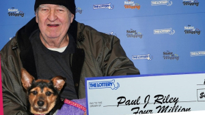 Illustration : Le propriétaire du chien Raven remporte le jackpot à un jeu de grattage et fait un don généreux à un refuge pour animaux