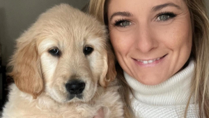 Illustration : « L’adoption d’un animal doit être un acte réfléchi et sérieux » : entretien avec l’animatrice Sandrine Arcizet, heureuse adoptante d’un chiot
