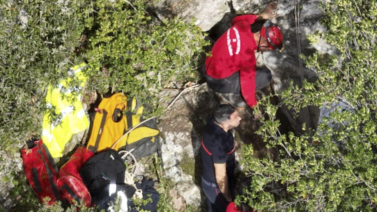 Illustration : "Un chien tombé dans une cavité rocheuse mobilise pompiers et spéléologues secouristes durant plusieurs jours"