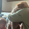 Illustration : Le moment touchant où un chien se sentant délaissé après l'arrivée du bébé tombe dans les bras de sa maîtresse prise de remords (vidéo)