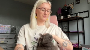 Illustration : L'émouvant moment où un chat d'habitude distant et rebelle surprend sa maîtresse par un geste d'une grande tendresse (vidéo)