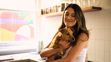 Illustration : Une femme réticente à l'idée d'adopter un chien finit par accueillir un chiot de laboratoire qui change sa vie
