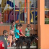 Illustration : L'adorable rituel quotidien d'un chien errant qui s'arrête devant une école maternelle pour apprendre l'empathie aux enfants et recevoir leurs caresses (vidéo)
