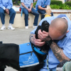 Illustration : Incarcérés, ces 2 détenus ont éduqué des chiens d’assistance et vivent des retrouvailles bouleversantes