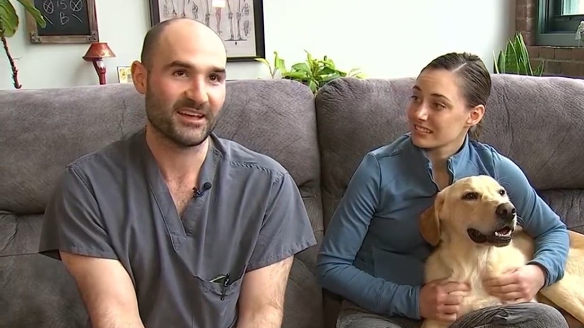Illustration : "Un couple en plein préparatifs de mariage loin de chez lui décide de tout interrompre pour tenter de retrouver son chien perdu"