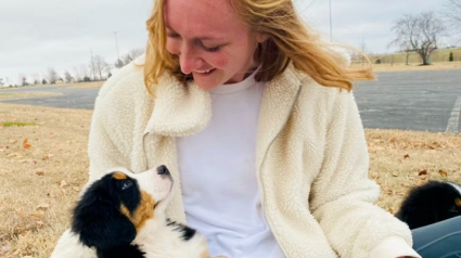 Illustration : Le moment émouvant où un chiot Bouvier Bernois choisit sa nouvelle maman en se jetant dans ses bras (vidéo)