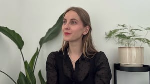 Illustration : Entretien avec Marie Vanoverberghe, conseillère funéraire chez Esthima : « Au Revoir Compagnon apporte des réponses et une bulle de compréhension aux familles endeuillées »