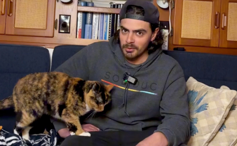 Après un diagnostic à la sombre issue, cet homme décide de tout plaquer pour prendre la mer avec Phœnix, sa chatte (vidéo)
