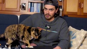 Illustration : "Après un diagnostic à la sombre issue, cet homme décide de tout plaquer pour prendre la mer avec Phœnix, sa chatte (vidéo)"