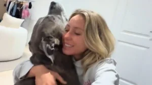 Illustration : "Parce qu’il a connu l’abandon, ce chien explose de joie lorsqu’il voit sa maîtresse rentrer d’un voyage (vidéo) "