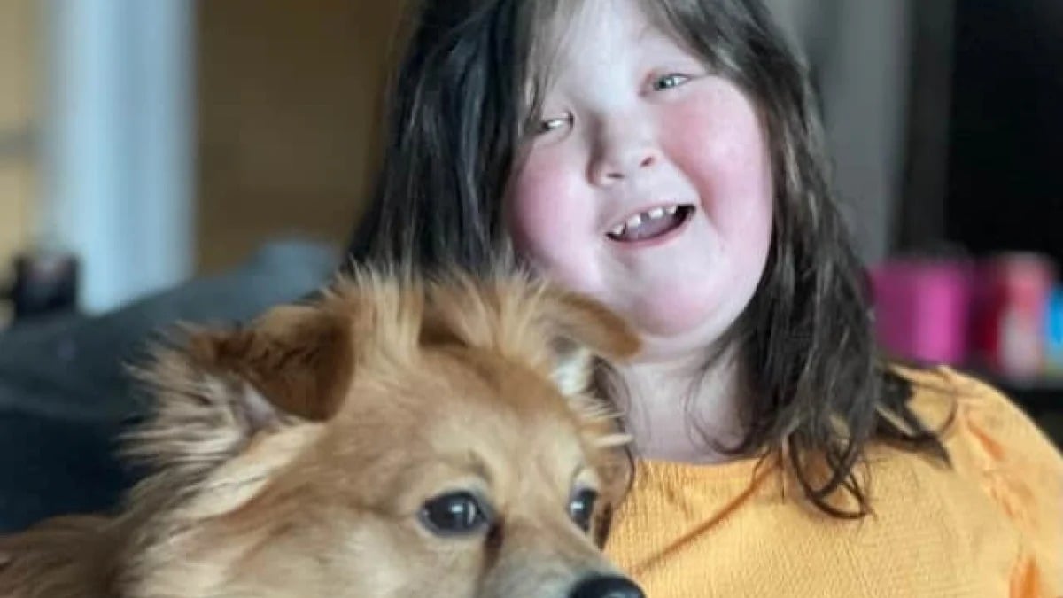 Illustration : "Lourdement handicapée, cette adolescente de 15 ans trouve le courage d’organiser un grand événement canin grâce à son chien"
