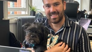 Illustration : "Adopté récemment par ses propriétaires, ce chiot fait sensation sur leur lieu de travail en se montrant à l’aise dès le premier jour (vidéo)"