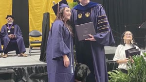 Illustration : "Aveugle, elle reçoit son diplôme et fait monter sur scène sa chienne-guide qui l’a aidée depuis le début de son parcours universitaire (vidéo)"