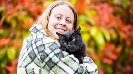 Illustration : À 17 ans, ce chat offre un réconfort inespéré à une maman touchée par la dépression postnatale (vidéo)