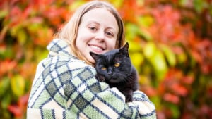 Illustration : "À 17 ans, ce chat offre un réconfort inespéré à une maman touchée par la dépression postnatale (vidéo)"