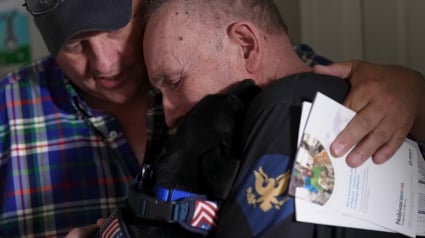 Illustration : Les larmes de joie d'un vétéran malade rencontrant son futur chien d'assistance après que le précédent lui a été repris