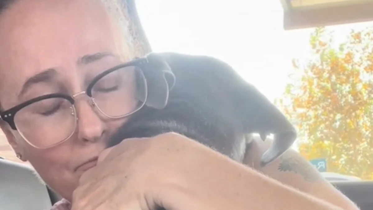 Illustration : "Sur le point d’être euthanasiée, cette chienne enlace sa sauveuse pendant une heure lorsqu’elle réalise qu’elle est enfin adoptée (vidéo)"
