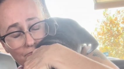 Illustration : Sur le point d’être euthanasiée, cette chienne enlace sa sauveuse pendant une heure lorsqu’elle réalise qu’elle est enfin adoptée (vidéo)