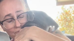 Illustration : "Sur le point d’être euthanasiée, cette chienne enlace sa sauveuse pendant une heure lorsqu’elle réalise qu’elle est enfin adoptée (vidéo)"