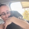 Illustration : Sur le point d’être euthanasiée, cette chienne enlace sa sauveuse pendant une heure lorsqu’elle réalise qu’elle est enfin adoptée (vidéo)