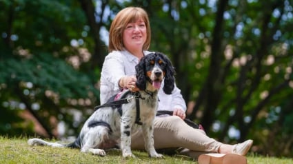 Illustration : Une femme forme un chien pour aider une personne sourde, victime d'un arrêt cardiaque, il lui sauve la vie avant même de terminer son apprentissage
