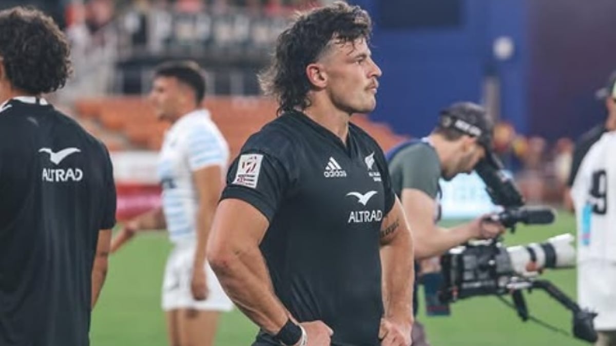 Illustration : "Sélectionné pour jouer en Argentine avec les All Blacks, le joueur de rugby international Leroy Carter déchante en découvrant que son chien a mangé son passeport"