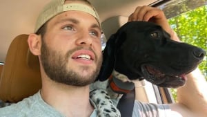 Illustration : "« Je lui dois beaucoup plus de friandises », coincé dans les montagnes avec plusieurs os brisés, un homme rampe pendant des heures et survit grâce à l’aide de son chien (vidéo)"