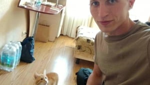Illustration : "« Le premier libéré emporterait le chat » ex-prisonnier de guerre, cet Ukrainien adopte le chat qui lui a tenu compagnie en cellule "