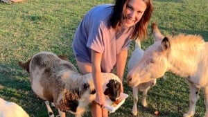 Illustration : "En plus d’être actrice, Millie Bobby Brown a une passion dévorante pour les animaux qui l’a conduite à quitter le domicile familial "