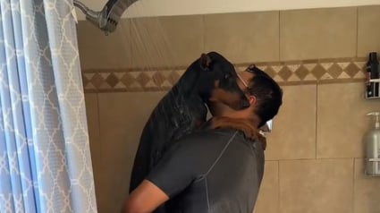 Illustration : Ce Doberman déteste la douche, alors son maître décide de se mouiller avec lui pour le rassurer (vidéo)
