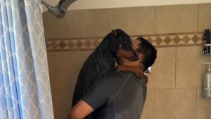 Illustration : Ce Doberman déteste la douche, alors son maître décide de se mouiller avec lui pour le rassurer (vidéo)