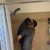 Illustration : Ce Doberman déteste la douche, alors son maître décide de se mouiller avec lui pour le rassurer (vidéo)