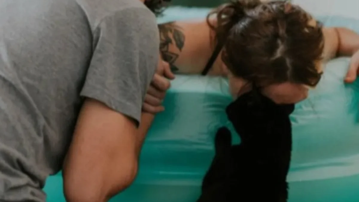 Illustration : "Alors que son humaine préférée accouche à la maison, ce chat reste à ses côtés pour la soutenir et adopte un comportement touchant (vidéo)"