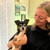 Illustration : D&eacute;cid&eacute;e &agrave; adopter un chien &acirc;g&eacute;, elle rencontre un petit Chihuahua hargneux et d&eacute;cide de lui donner une chance (vid&eacute;o)