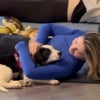 Illustration : Un chiot choisit une &eacute;l&egrave;ve pendant un cours de yoga, cette rencontre pleine de tendresse change leurs vies