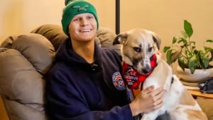 Illustration : « Elle lui donne une raison d’espérer », un chiot sauvé par un soldat retrouve son ami pendant son traitement contre le cancer (vidéo)