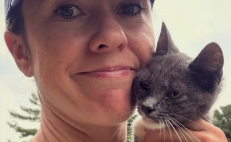Une joggeuse voit un chaton surgir et s'accrocher à sa cheville, cette rencontre change la vie de l'animal