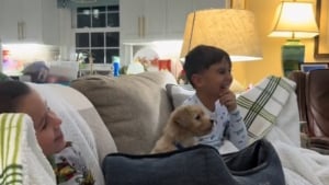 Illustration : Devant leur dessin animé préféré, un chiot est tout fier d'émettre ses premiers aboiements qui surprennent ses 2 frères humains (vidéo)