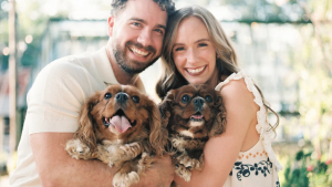 Illustration : « Quand peuvent-ils se rencontrer ? », 2 propriétaires de Cavalier King Charles se rapprochent grâce à leurs toutous et finissent par tomber amoureux (vidéo)