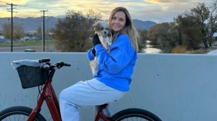 Illustration : Une petite chienne sauve la vie de sa ma&icirc;tresse, encourageant la passante venue &agrave; son secours &agrave; poursuivre les premiers soins