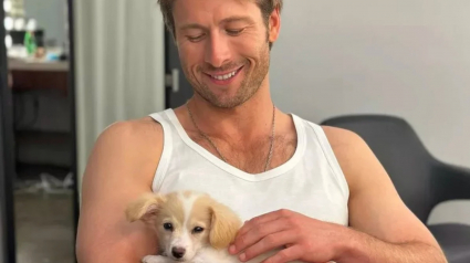 Illustration : Adopt&eacute; en refuge, le chien de l'acteur Glen Powell &eacute;chappe &agrave; sa surveillance dans un avion et se lie d'amiti&eacute; avec les passagers