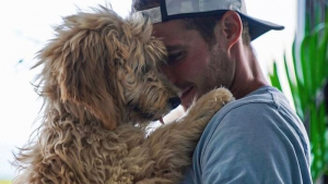 Illustration : "12 photos touchantes d’hommes et de leurs chiens qui respirent la complicité"