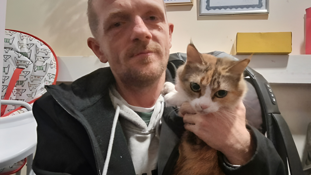 Illustration : "Cet homme sans domicile a essuyé un nombre de refus de logements incalculable car il souhaite vivre avec son chat "