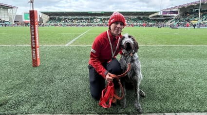 Illustration : &laquo; Un tr&egrave;s beau moment &raquo;, un chien de sauvetage surprend les spectateurs d&rsquo;un match de rugby en livrant le ballon pour promouvoir son association