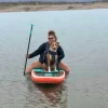 Illustration : Un chien de refuge profite d&rsquo;une vir&eacute;e avec ses bienfaiteurs pour faire du paddle pour la premi&egrave;re fois de sa vie