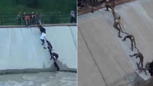 Illustration : Une œuvre d'art en bronze immortalise le sauvetage d'un chien tombé dans un canal par une chaîne humaine 10 ans plus tôt