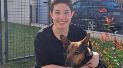 Illustration : En situation de handicap psychique, un jeune homme de 18 ans compte sur la pr&eacute;cieuse pr&eacute;sence sa chienne d&rsquo;assistance malgr&eacute; les refus d'acc&egrave;s publics