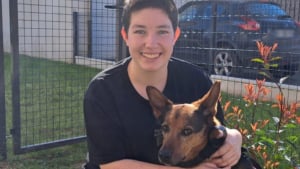 Illustration : En situation de handicap psychique, un jeune homme de 18 ans compte sur la pr&eacute;cieuse pr&eacute;sence sa chienne d&rsquo;assistance malgr&eacute; les refus d'acc&egrave;s publics