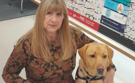 Atteinte de surdité, elle peut enfin dormir sans peur ni aides auditives après des décennies de nuits stressantes grâce à son chien d'assistance